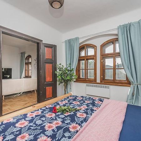 Hradec Králové Carolina'S Romantic Apartment מראה חיצוני תמונה