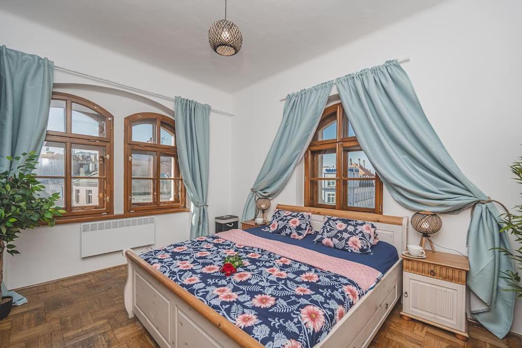 Hradec Králové Carolina'S Romantic Apartment מראה חיצוני תמונה