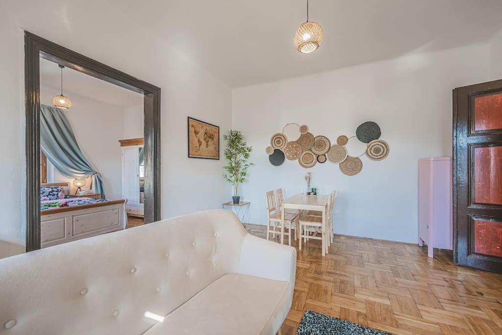 Hradec Králové Carolina'S Romantic Apartment מראה חיצוני תמונה