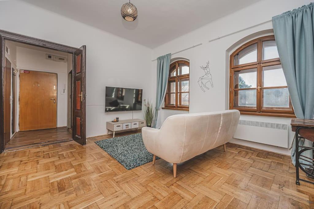 Hradec Králové Carolina'S Romantic Apartment מראה חיצוני תמונה