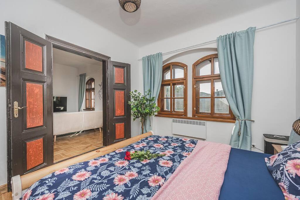 Hradec Králové Carolina'S Romantic Apartment מראה חיצוני תמונה