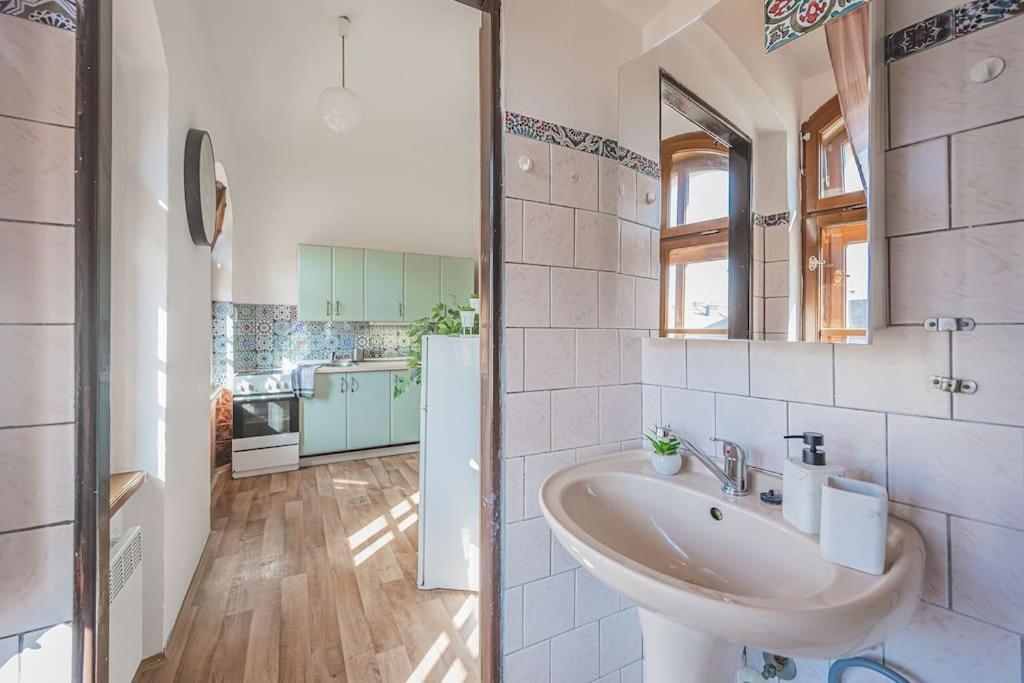 Hradec Králové Carolina'S Romantic Apartment מראה חיצוני תמונה