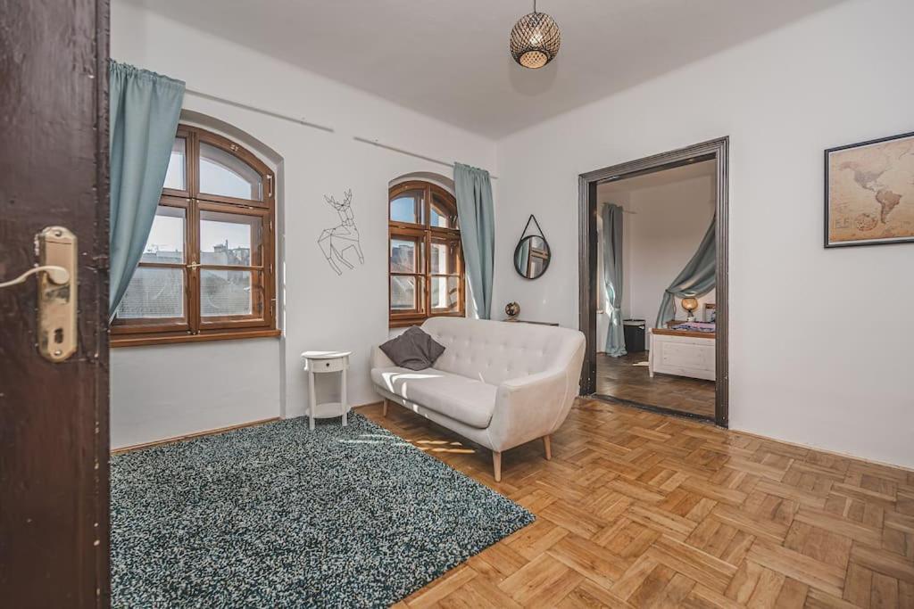 Hradec Králové Carolina'S Romantic Apartment מראה חיצוני תמונה