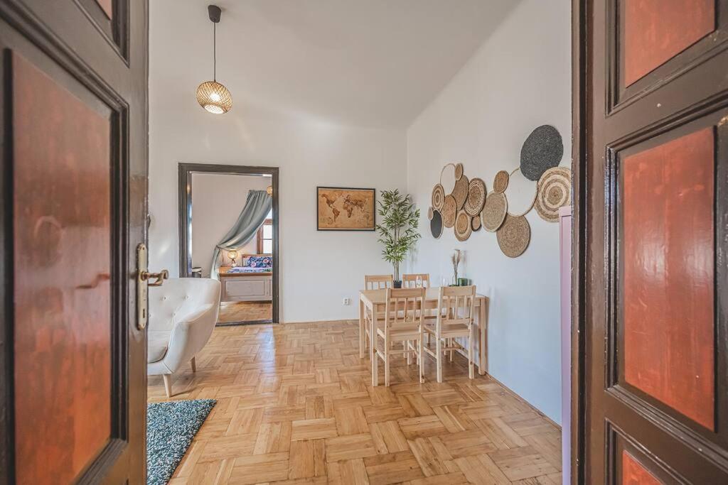 Hradec Králové Carolina'S Romantic Apartment מראה חיצוני תמונה