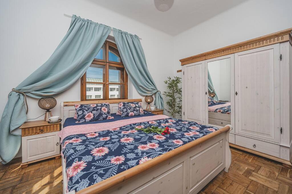 Hradec Králové Carolina'S Romantic Apartment מראה חיצוני תמונה